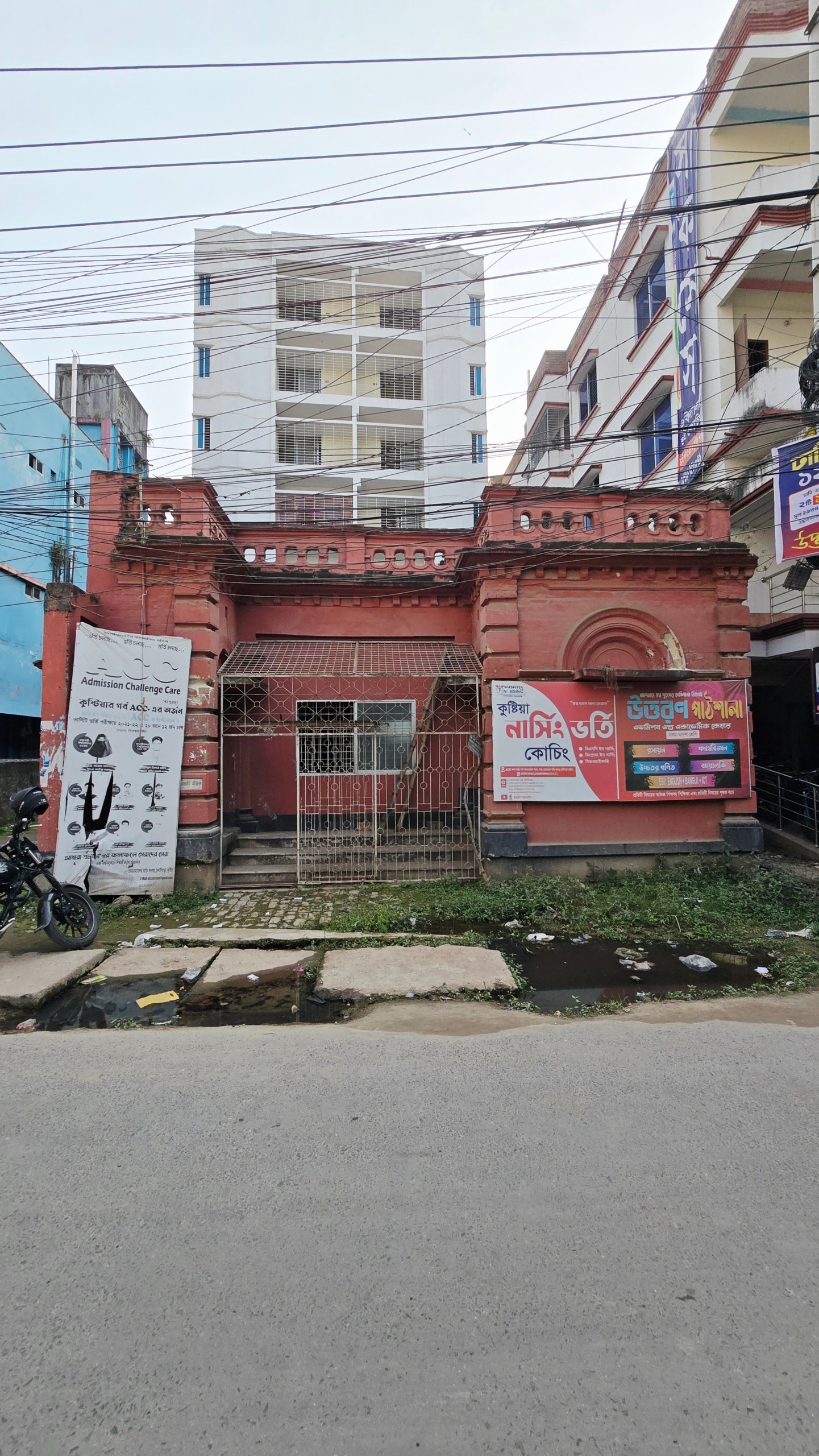 কলেজ মোড়ের কাছে র‍্যাব গলিতে ২.৫ কাঠা জমিসহ বাড়ি বিক্রয়